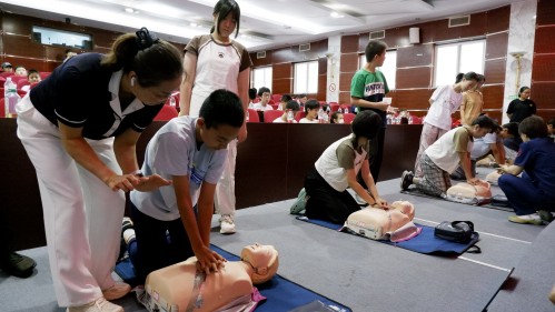 5【“双提升”见行动】医师节系列活动——“大手拉小手”心血管急救技能传承活动圆满举行_conew1.jpg